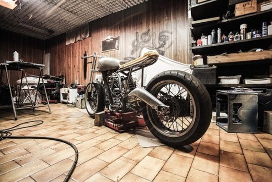 Motorrad in wohnlich ausgebauter Garage
