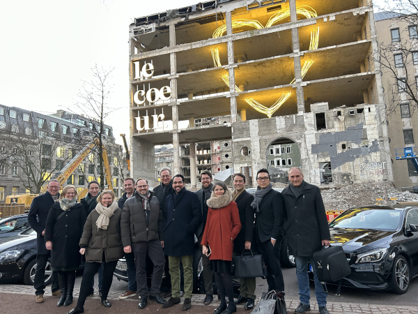 Das Le Coeur-Projektteam vor dem alten Gebäude