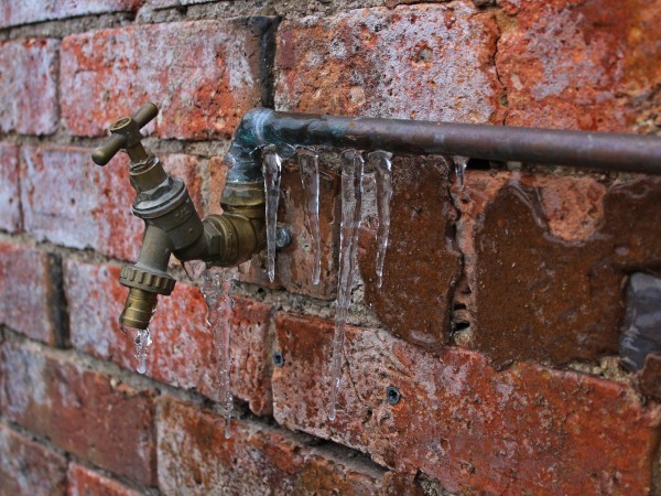 Vor dem Winter den Wasserhahn entleeren und zudrehen, damit er nicht zufriert.