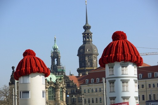 Häuser mit roter gestrickter Pudelmütze auf dem Dach