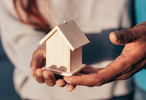 Ein kleines Holzhaus kann das Symbol für den Immobilienkauf 2024 sein. 