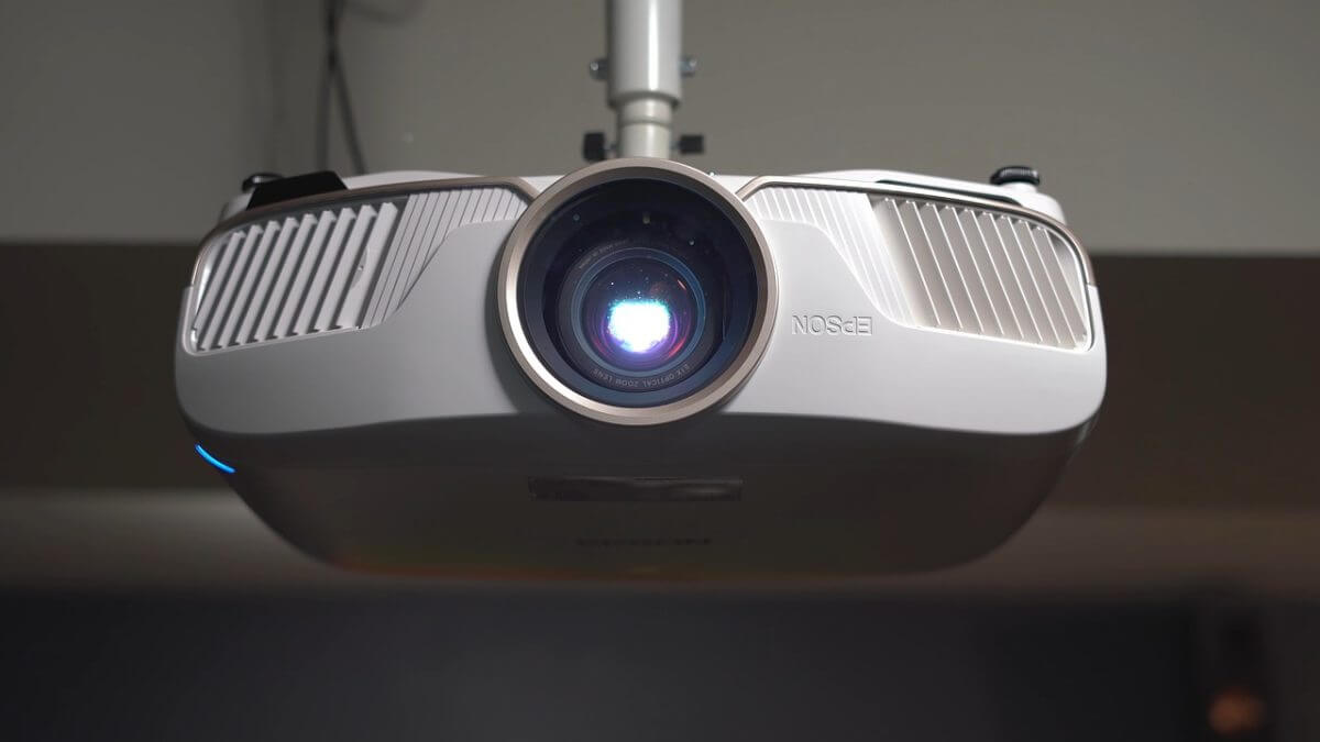 Vorderansicht eines an der Decke montierten Projektors der Marke EPSON.