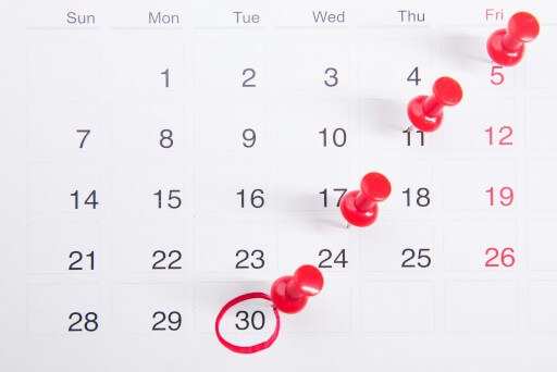 Kalender mit Pins für den Notartermin.