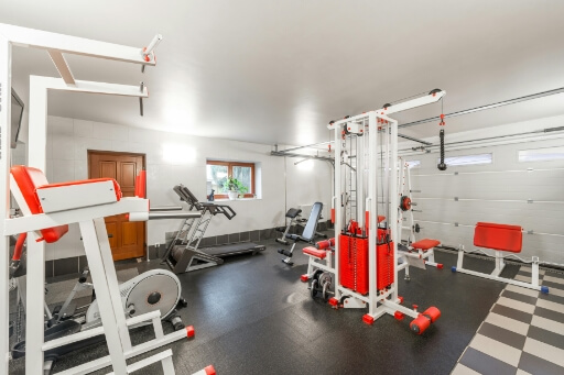 Fitnessgeräte im Neubau mit Keller