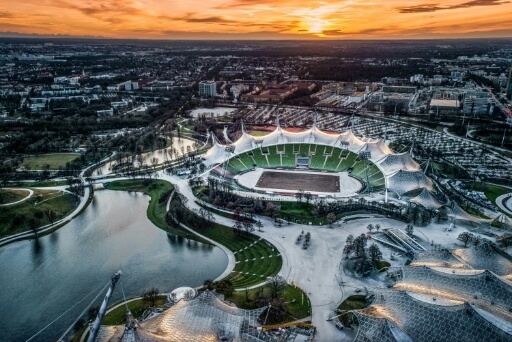Der Olympiapark München von oben betrachtet. See links und Olympiastadion rechts. 