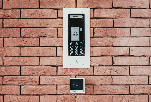 Mit den richtigen Tools wie einer Sicherheitstür mit Türsprechanlage können wir es Kriminellen schwer machen, in unser Haus oder unsere Wohnung einzubrechen. (Foto: Bernard Hermant/unsplash)