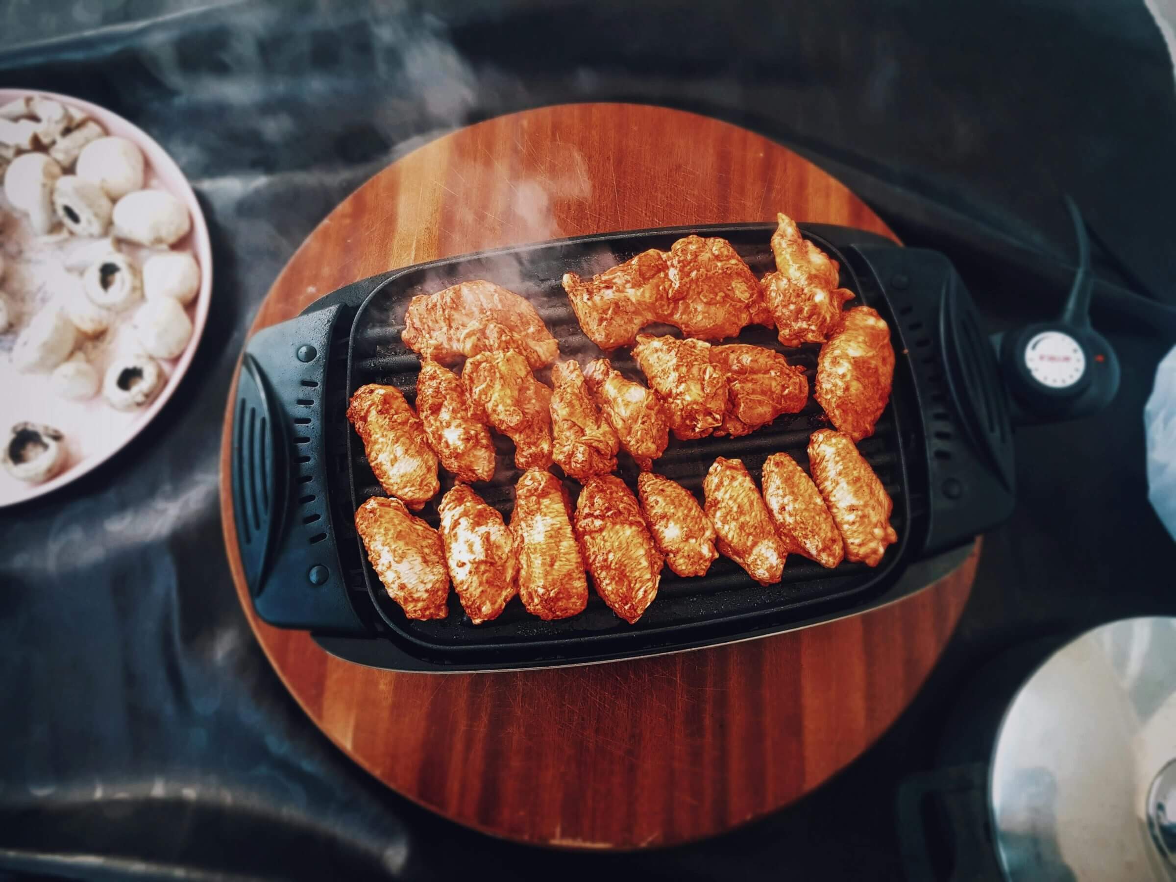 Fleisch auf dem Tischgrill.