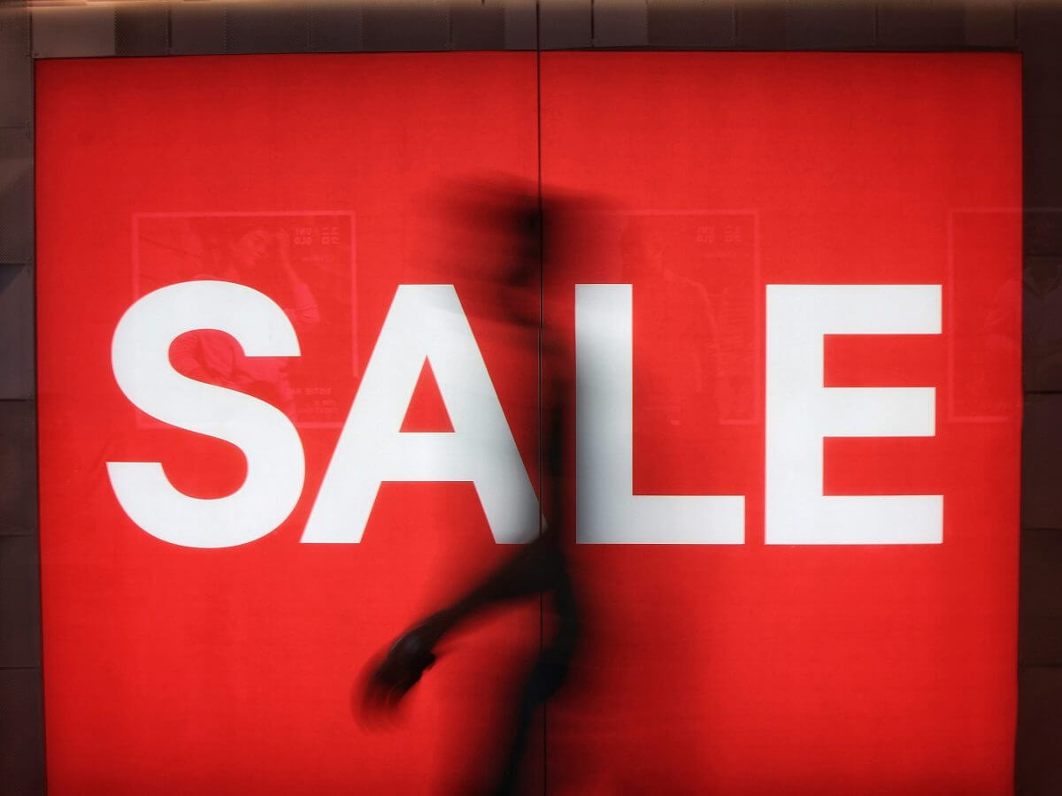 Ein Sale-Schild mit einem Gespenst im Hintergrund. Spukhaus for sale. 
