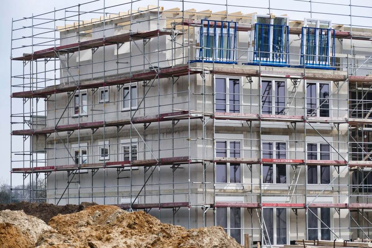 Mehrfamilienhaus im Rohbau. Die sinkende Bautätigkeit sorgt mit für steigende Neubaupreise in Bayern.