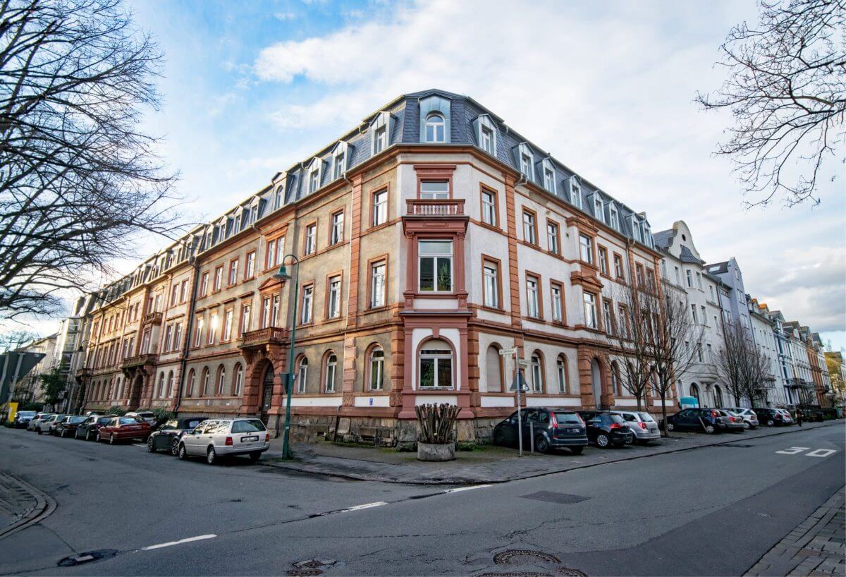 Eine Altbaufassade erstreckt sich über mehrere Häuserblöcke.
