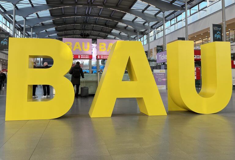 Gelbe Letter BAU 2025 in Messe München.jpg