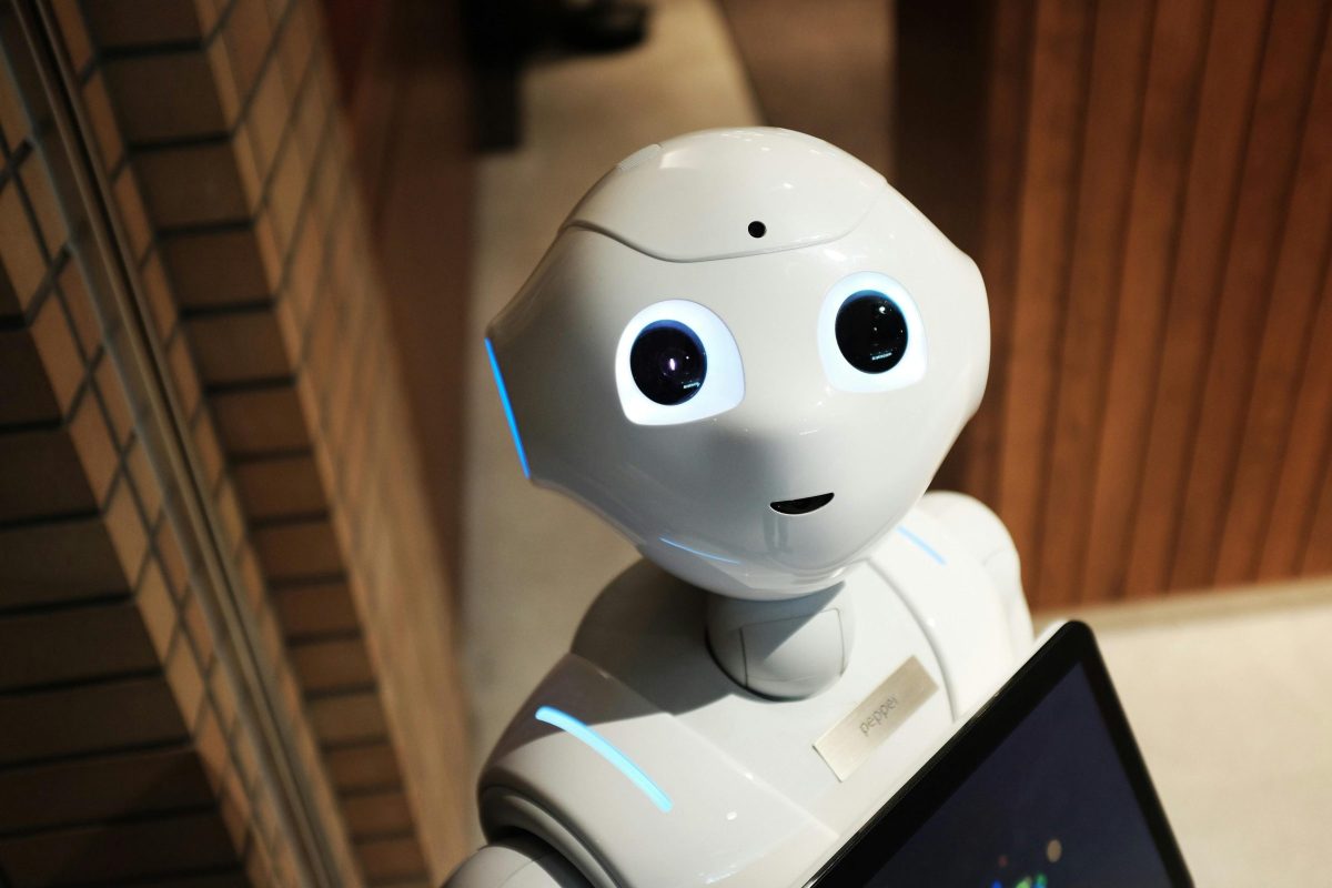 Ein Roboter mit Laptop zwischen Wänden beschleunigt Prozesse am Bau.