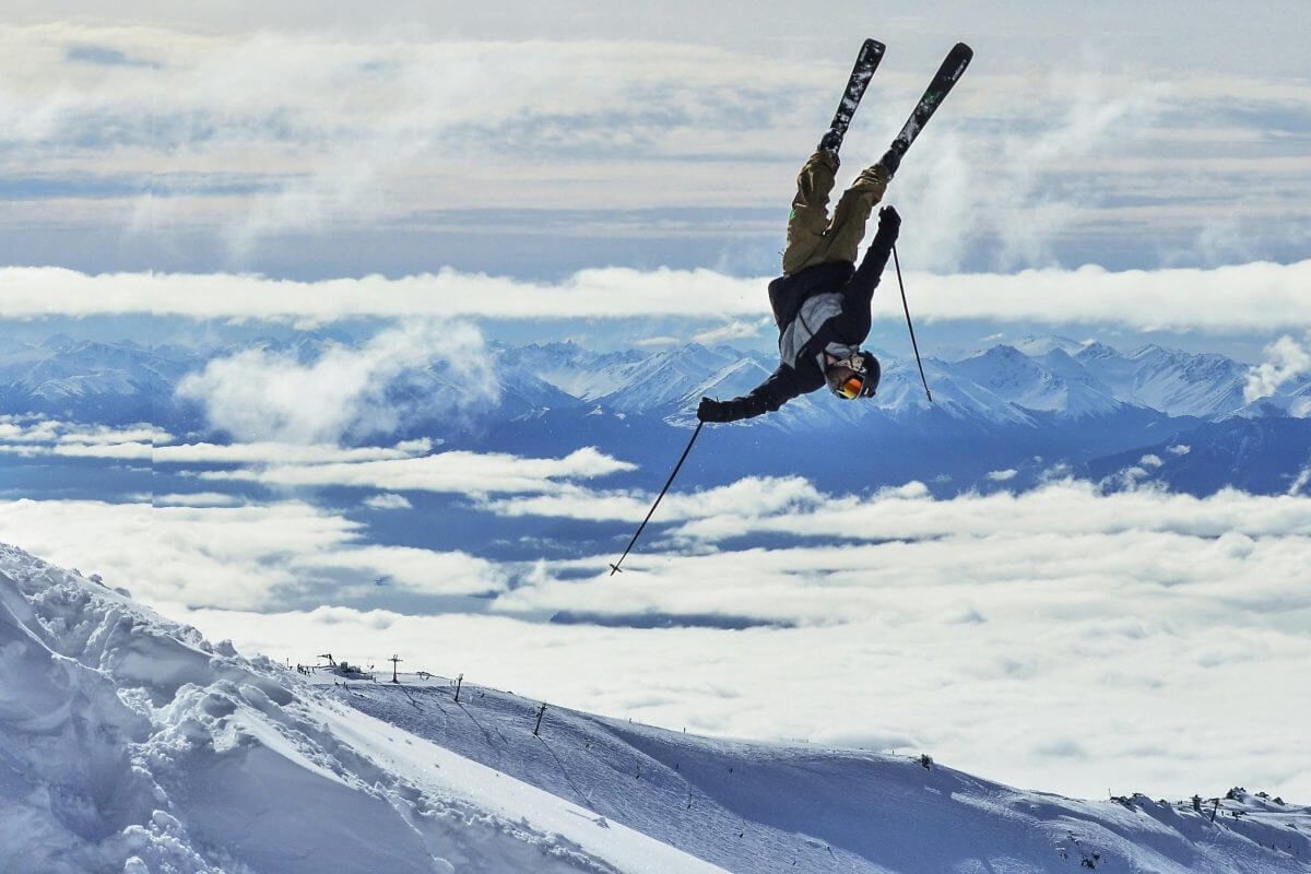 Skifahren in schneereichen Bergen macht viel Spaß. (© Fede Roveda / Pexels)