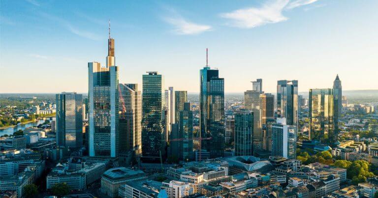 frankfurts-skyline-eine-stadt-auf-dem-weg-in-die-wolken