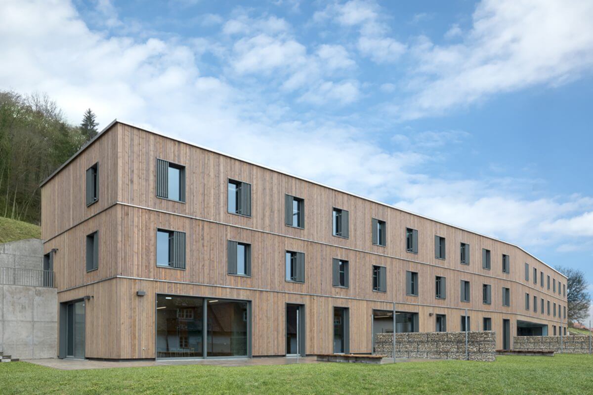 Haus St. Wunibald - ein länglicher Holzbau in der Benediktinerabtei Plankstetten.