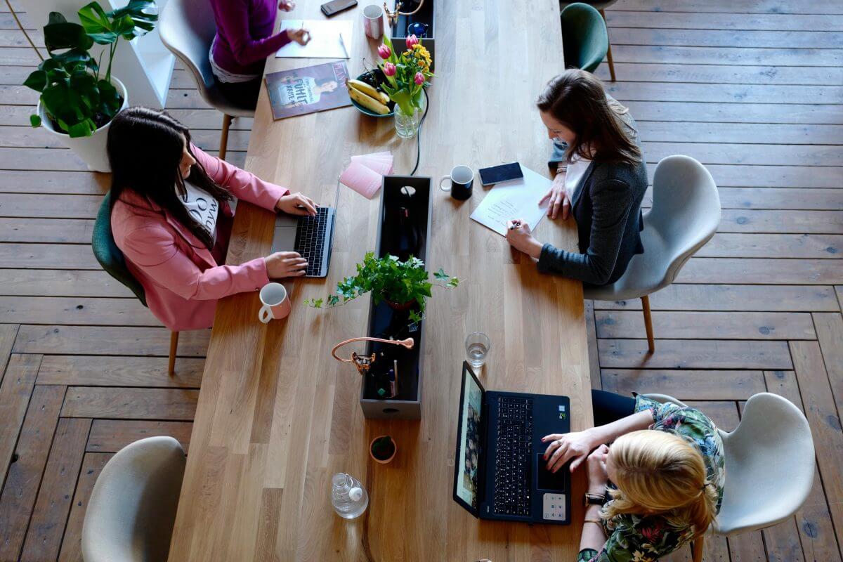 Coworking-Space mit Frauen – Mit Job ist Immobilienkauf ohne Eigenkapital durchaus möglich.