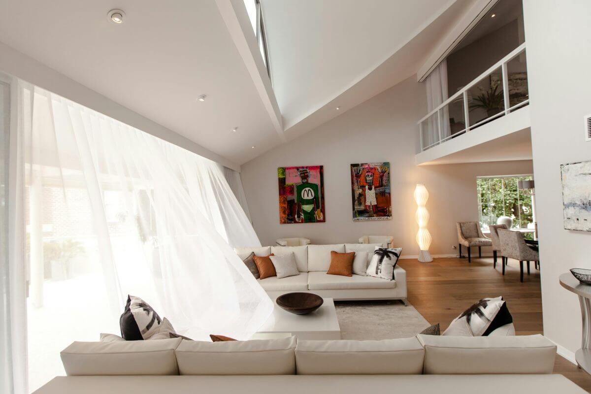 Modernes Wohnzimmer mit Stehleuchte