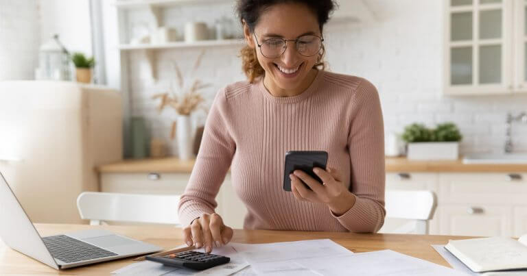 Frau macht ihre Finanzen für die Altersvorsorge