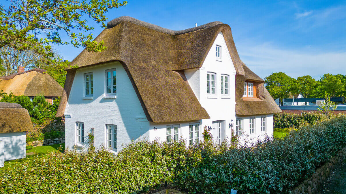 Ein reetgedecktes Haus im Stil der nordfriesischen Inseln. Ein Traum für alle, die eine Ferienimmobilie in Deutschland kaufen möchten.