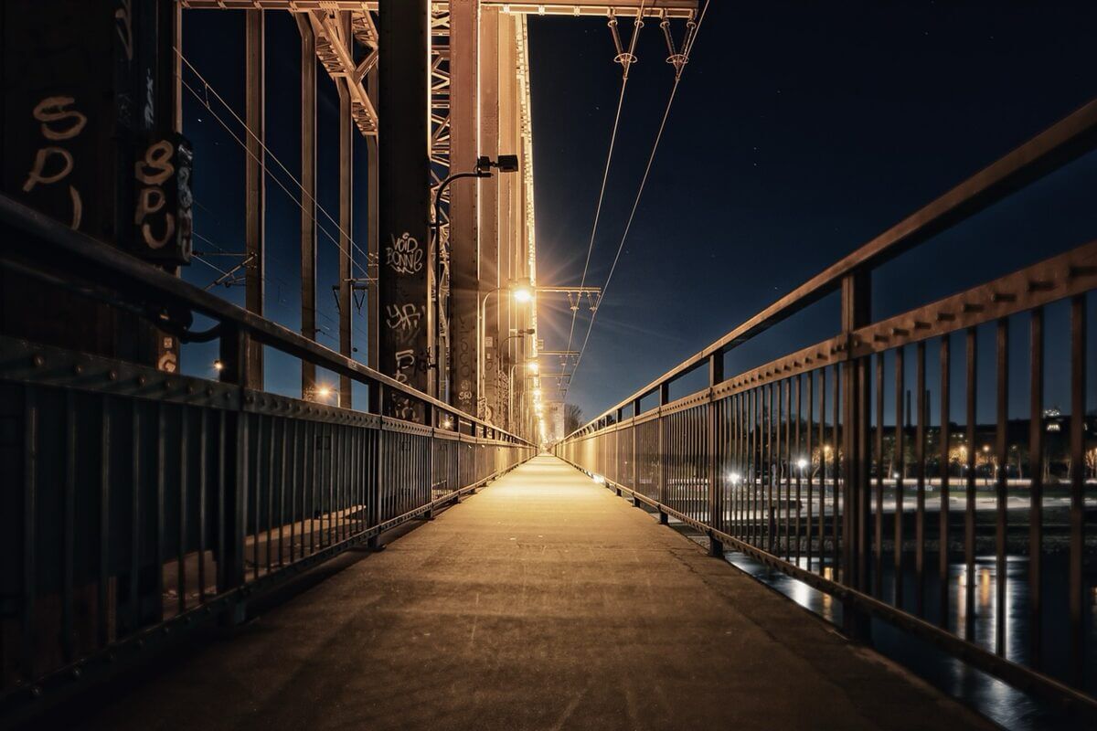 Fußgängerbrücke bei Nacht.jpg
