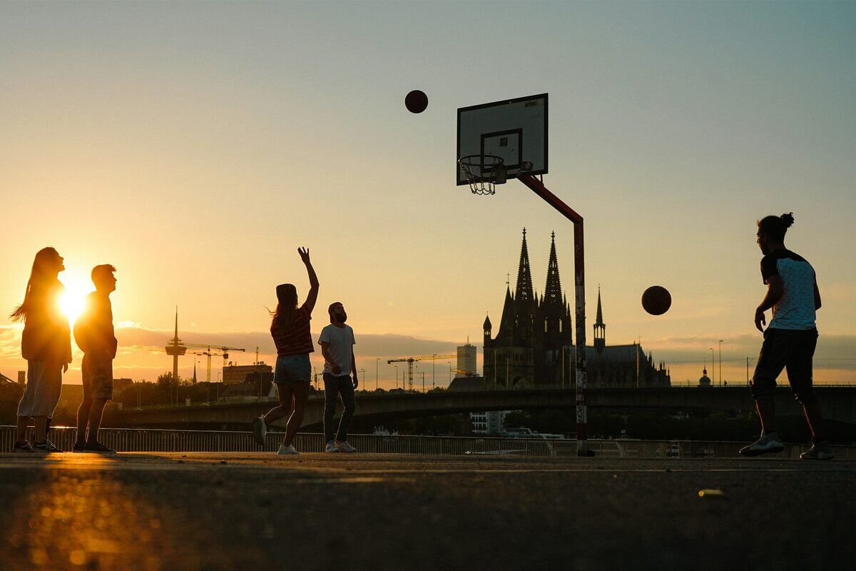 Kinder spielen Basketball, im Hintergrund der Kölner Dom.jpg