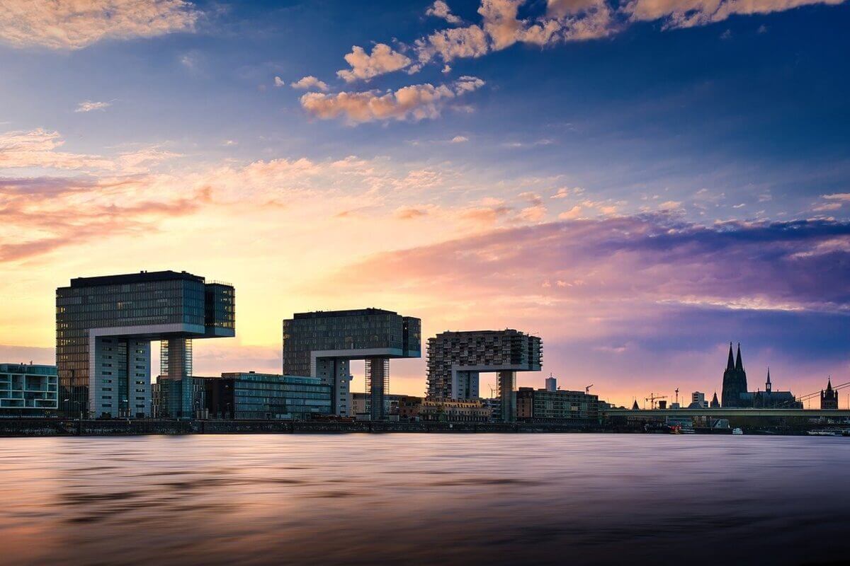 Kranhäuser und Rhein bei Abenddämmerung in Köln.jpg