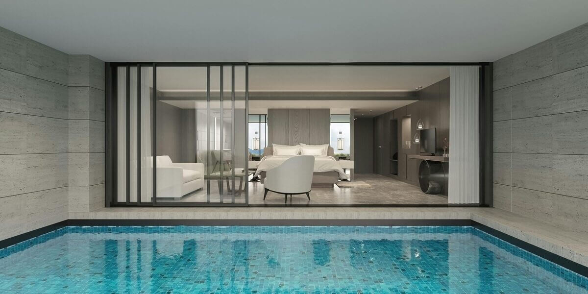 Schlafzimmer mit angrenzendem Swimmingpool – getrennt durch eine Schiebetür aus Glas.