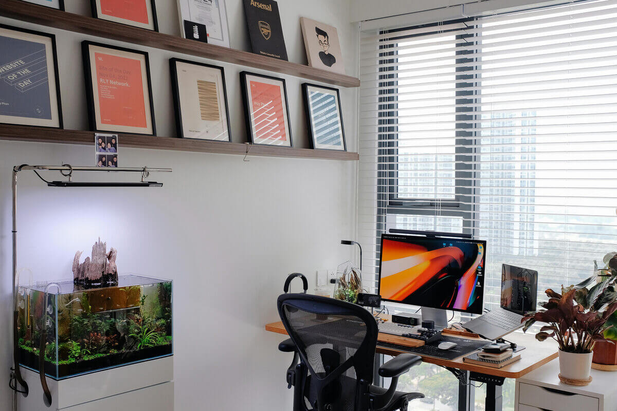 Modern eingerichtetes Arbeitszimmer mit Aquarium.