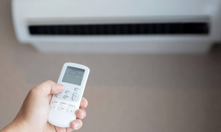 Klimaanlage per Fernbedienung steuern.