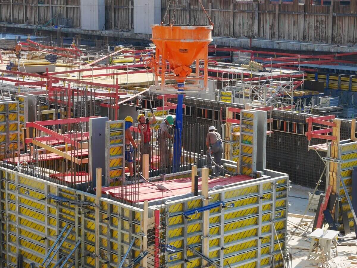 Bauarbeiter auf neuen Bauprojekten, bei denen gerade einmal das Gerüst steht. 