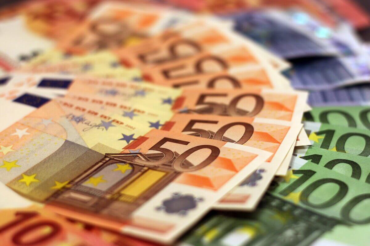 Euroscheine als Symbol für aufgestockte Förderprogramme im Wohnungsbau.