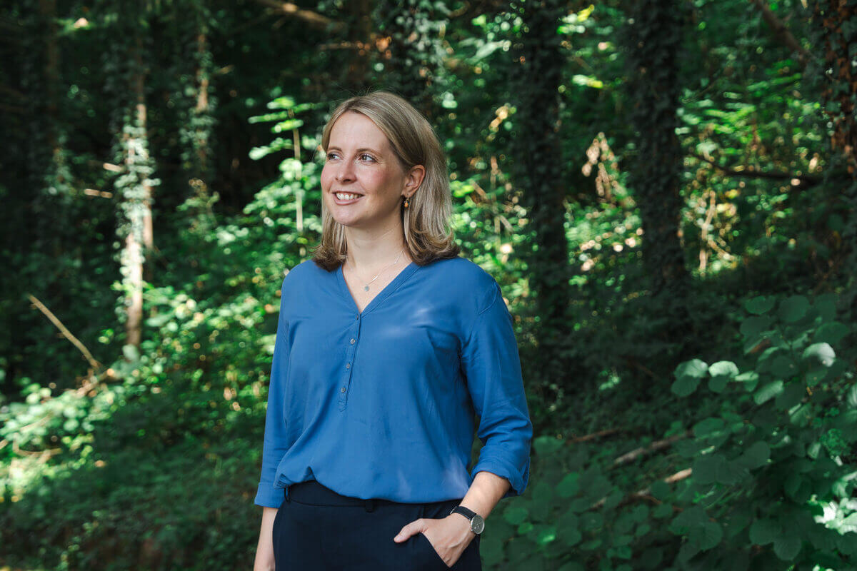 Bauministerin Verena Hubertz im Grünen. 