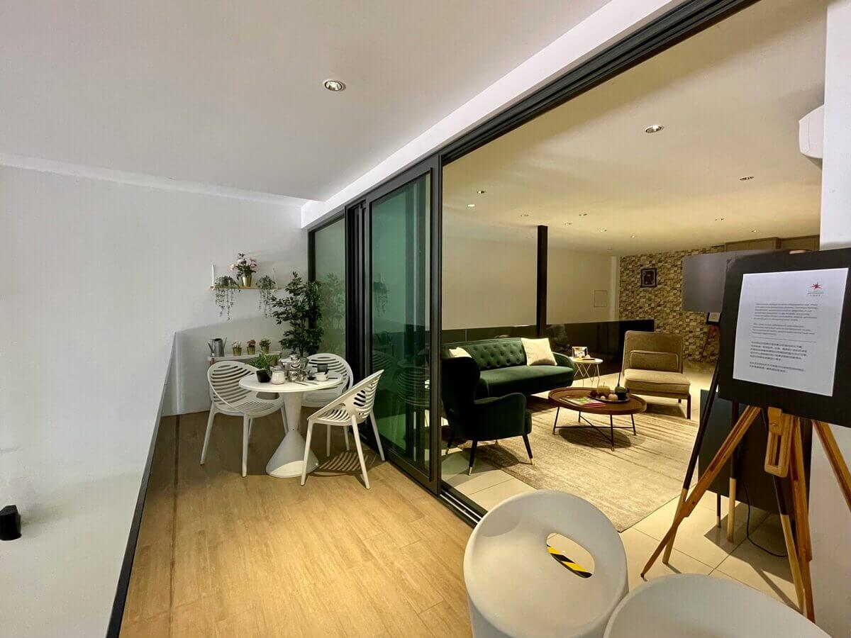 Neubauwohnung mit gemütlicher Einrichtung und Holzboden.