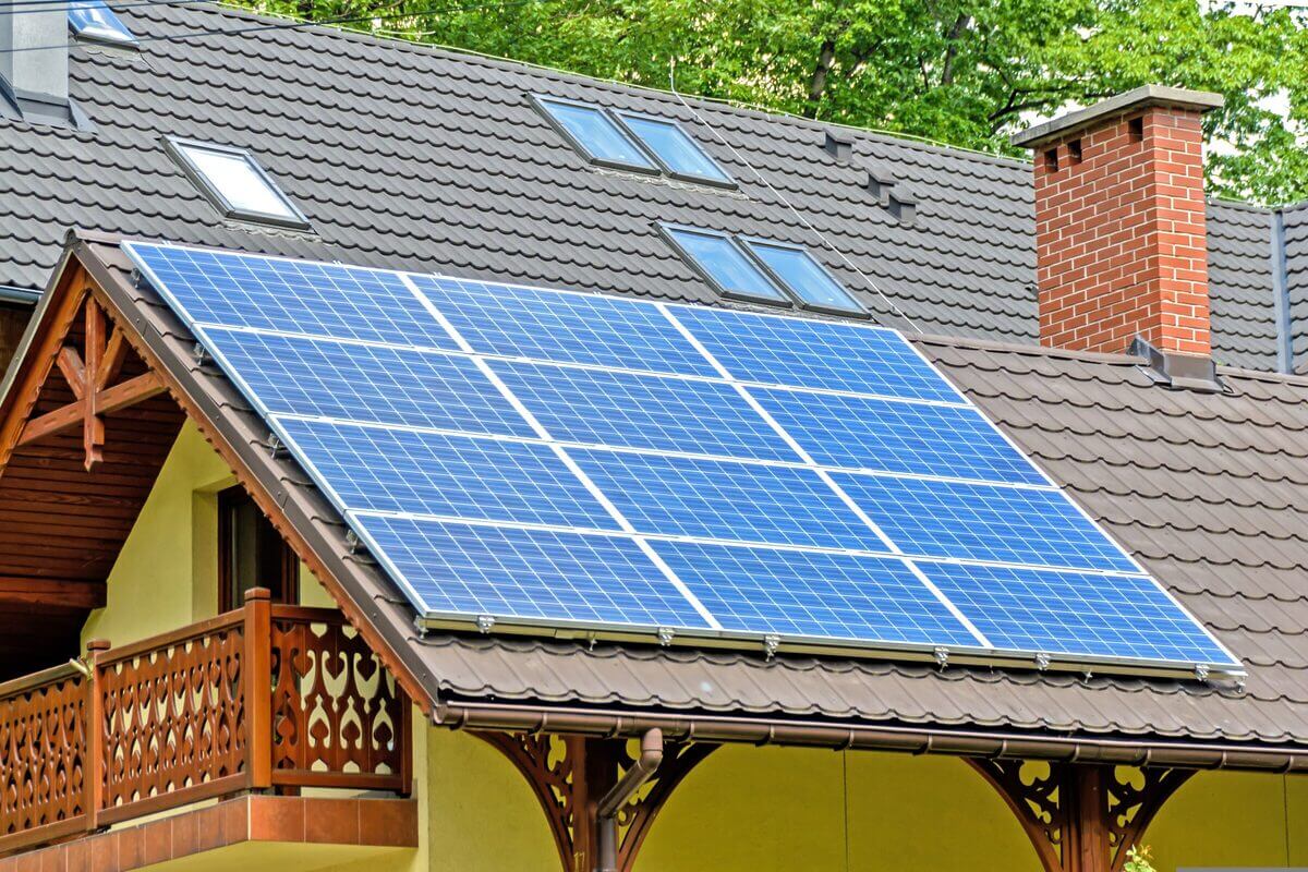 Solarpanels auf dem Dach eines Einfamilienhauses. 