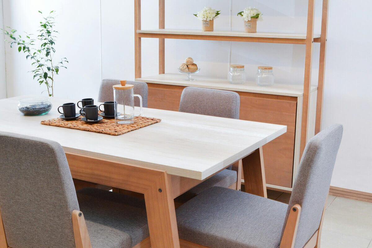Stühle, Tisch und Regal