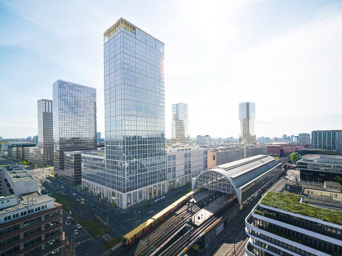 The Berlinian als Teil der Berliner Skyline mit dem Bahnhof Alexanderplatz.