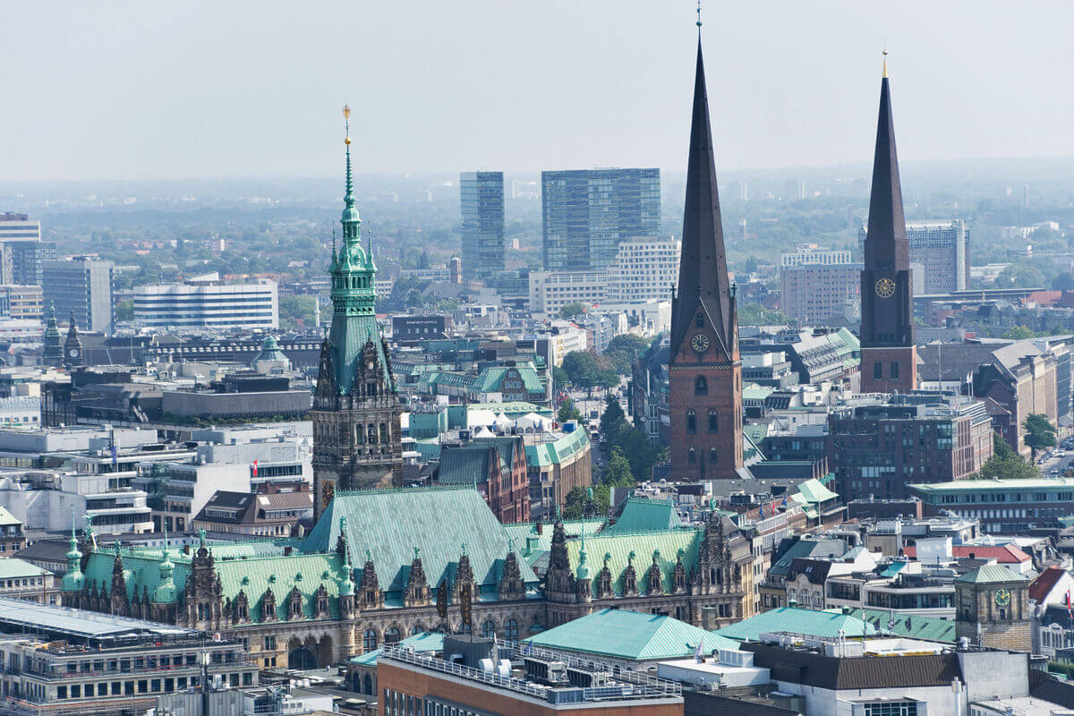 Blick über die Hamburger Innenstadt, Kirchen und Hochhäuser.jpg