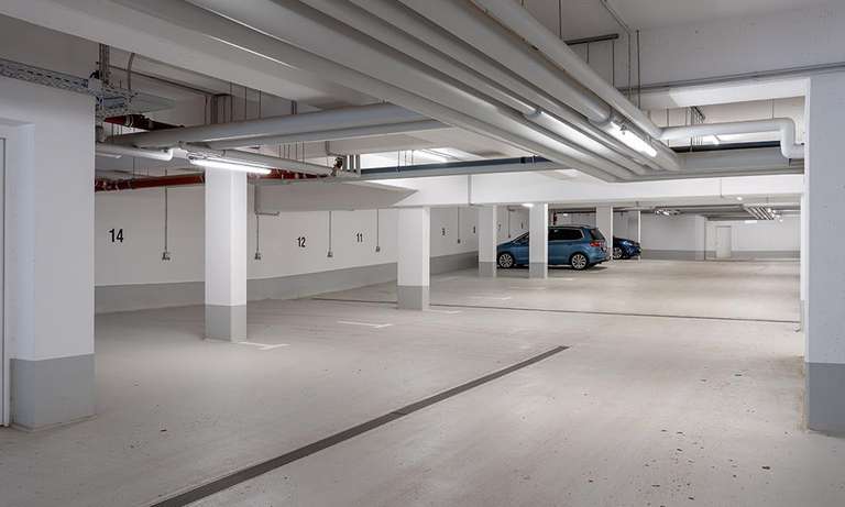 Helle Tiefgarage mit markierte