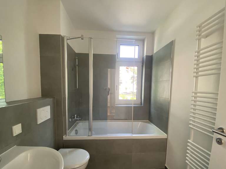 Bad mit Fenster und Badewanne