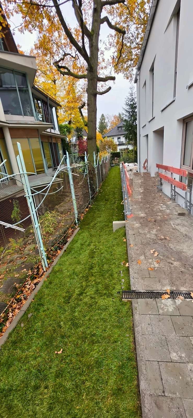 Rasenweg seitlich
