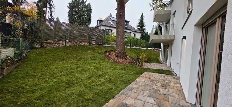 Garten mit Baum