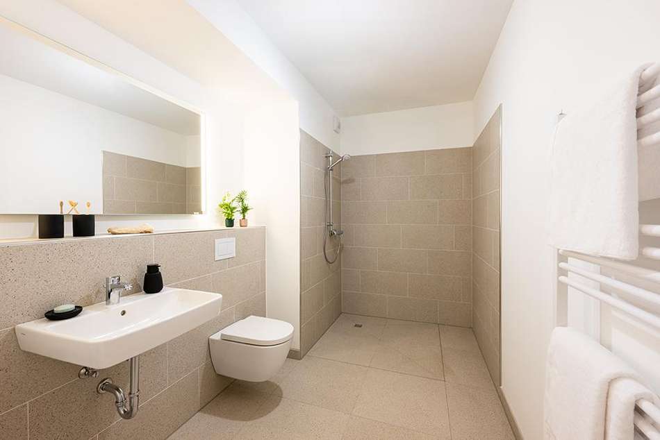 badezimmer dekoriert rotenblei