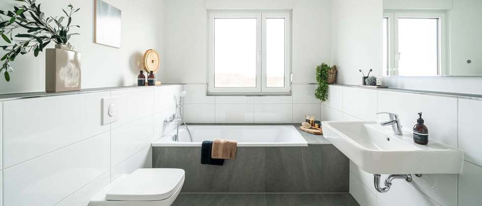 Modern geflieste Bäder mit Badewanne und bodengleicher Dusche