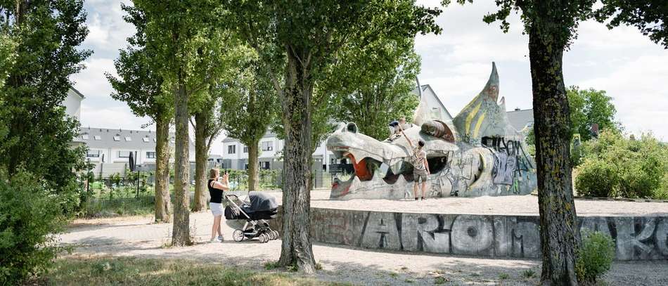 Großer Drachenspielplatz als Freizeittreffpunkt gleich nebenan