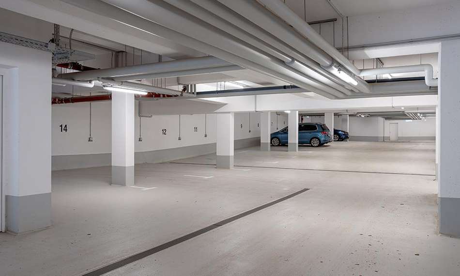 Helle Tiefgarage mit markierte