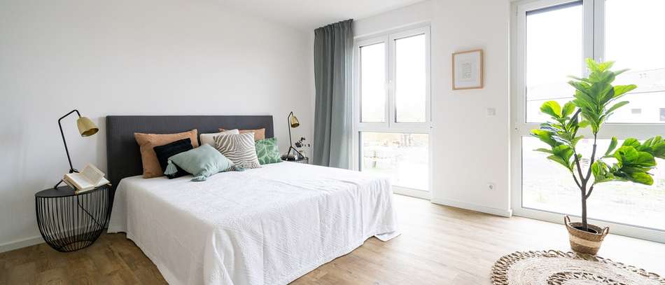 Helle und freundliche Zimmer dank bodentiefer Fenster