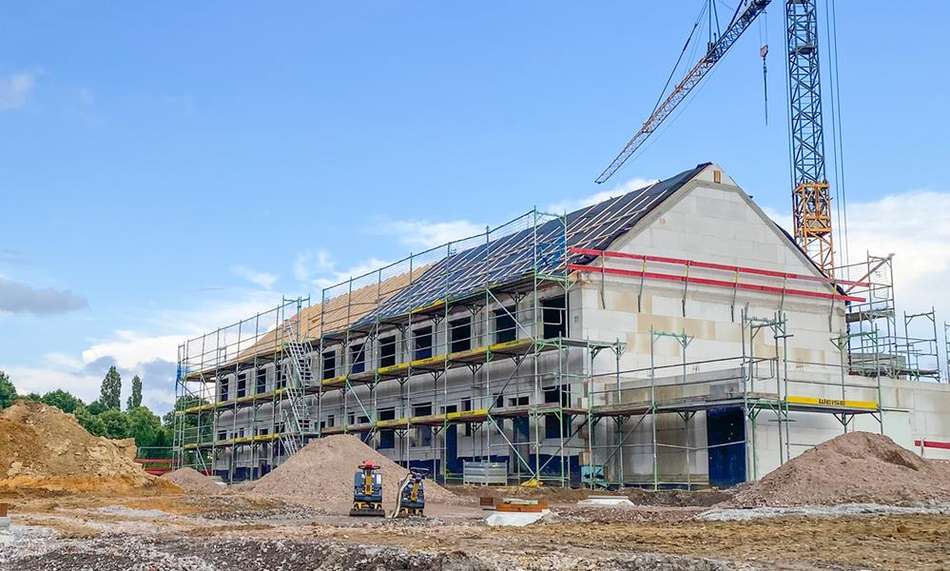 Der Rohbau der ersten Häuser i