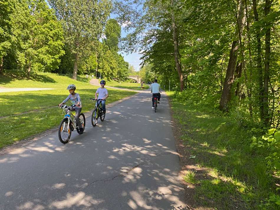 fahrradfahrer pegnitzauen.jpg
