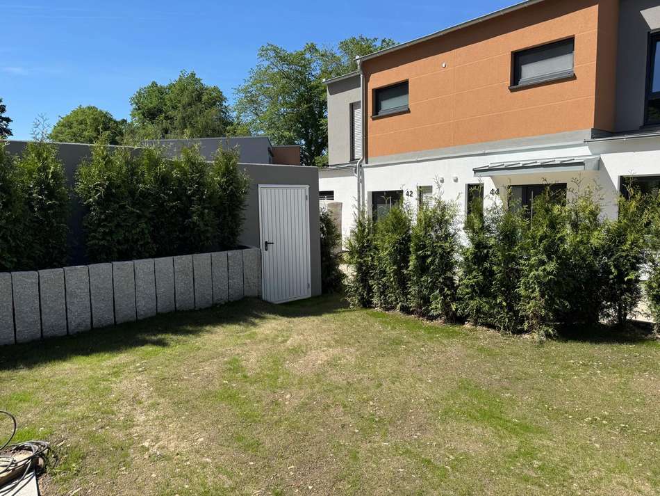 Garten mit Zugang zur Garage