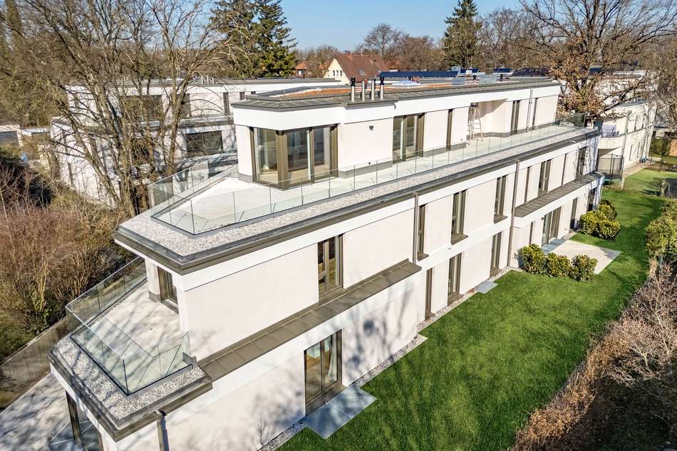 Grosszugige Terrassen und Bal
